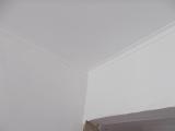Fotografia de um canto de um tecto finalizado