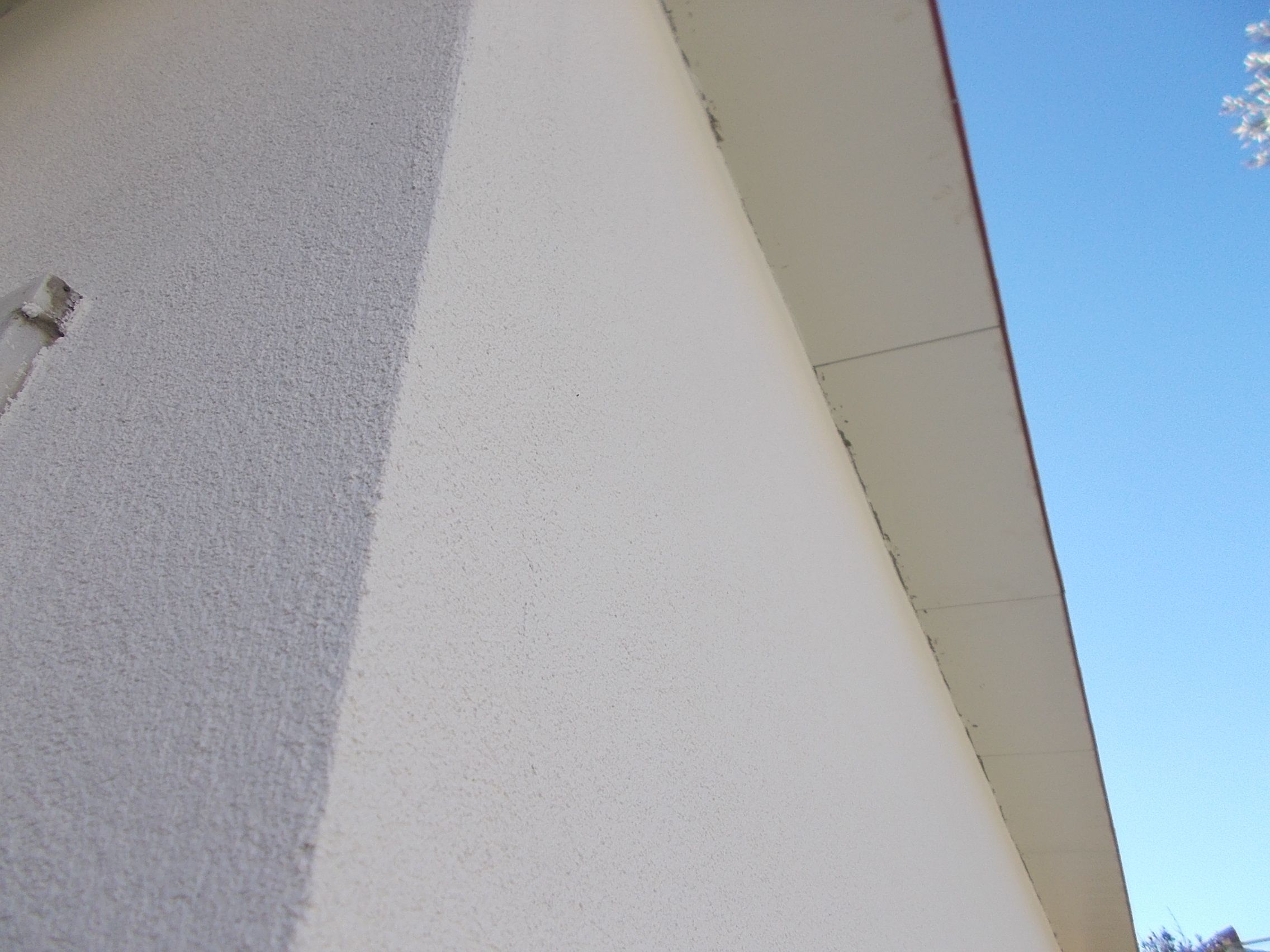 Fotografia de uma parede exterior em capote