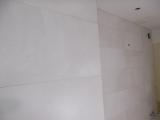 Fotografia de azulejos brancos assentados