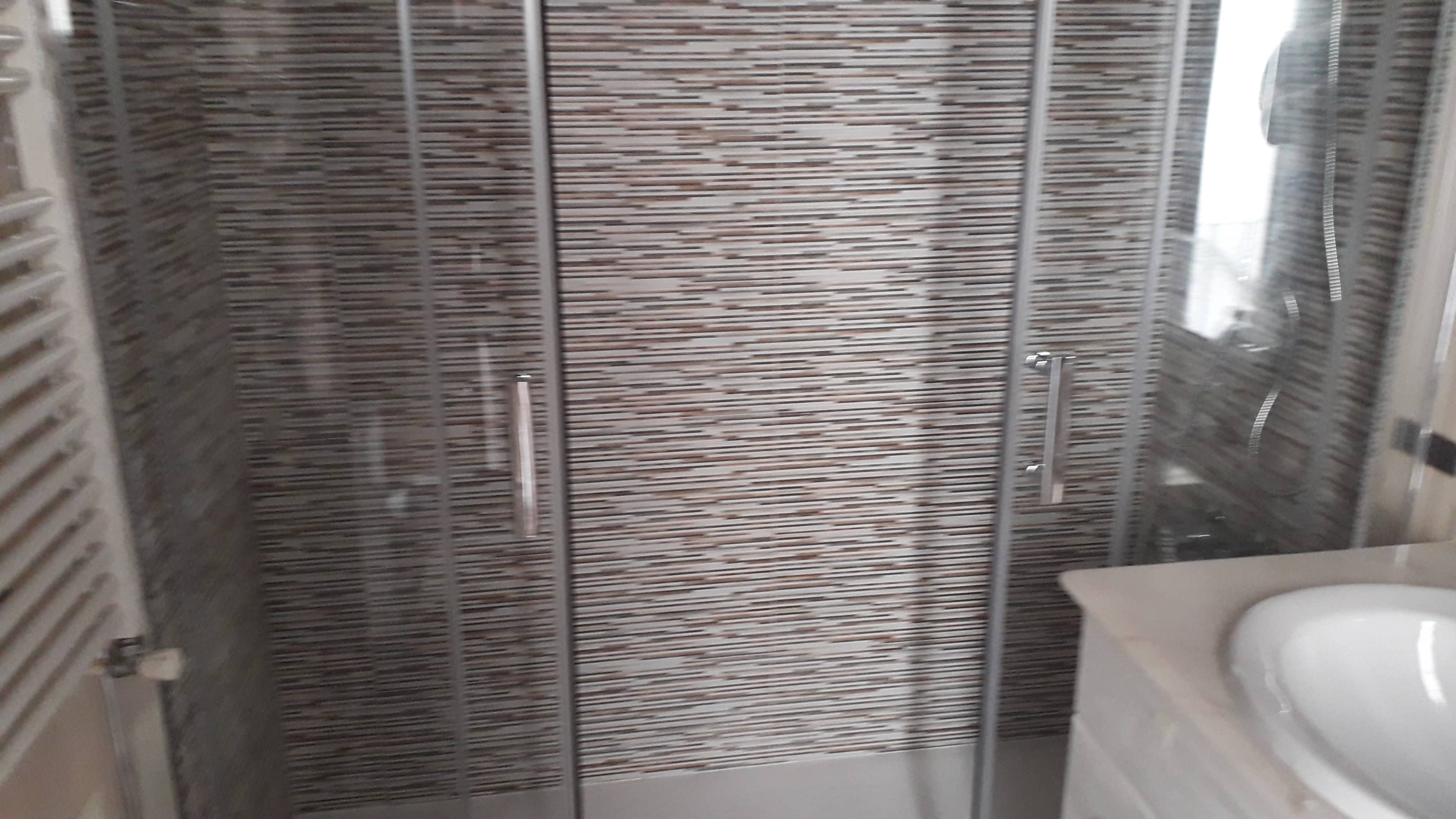 Base de duche e azulejos de casa de banho