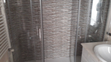 Base de duche e azulejos de casa de banho