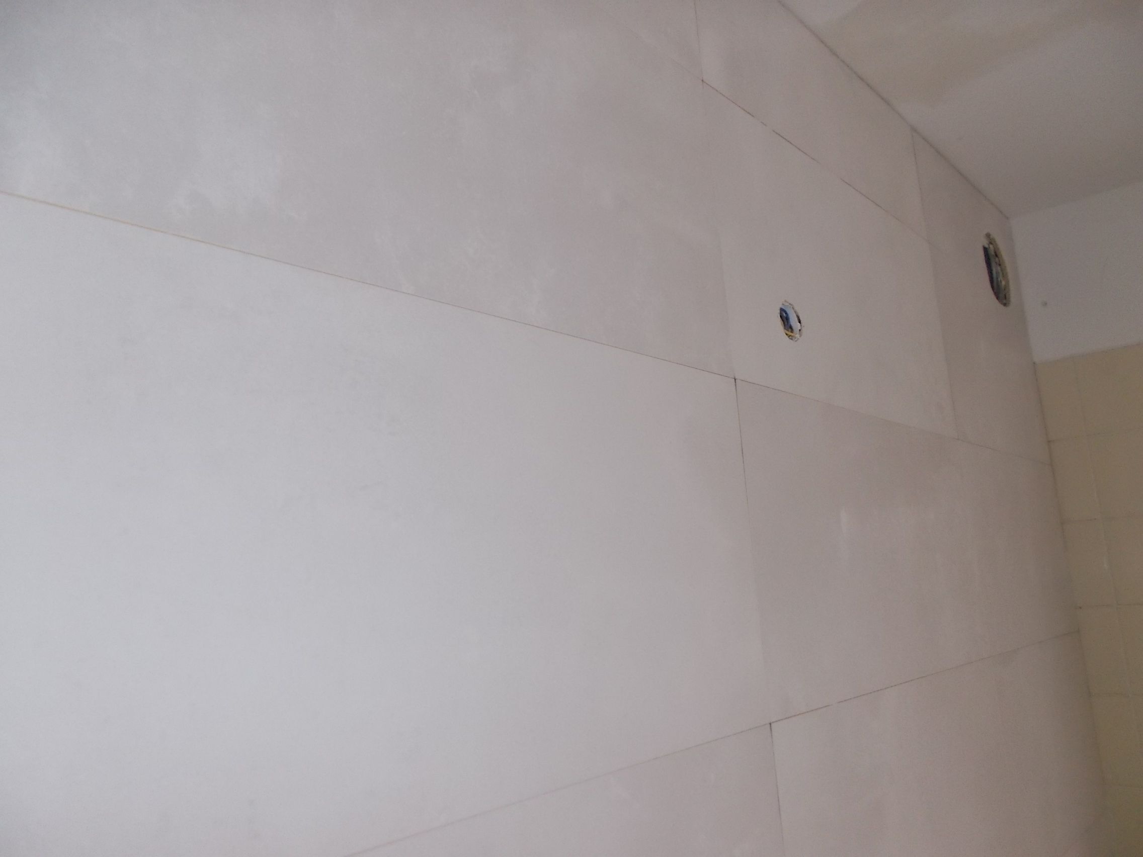 Fotografia de azulejos brancos assentados