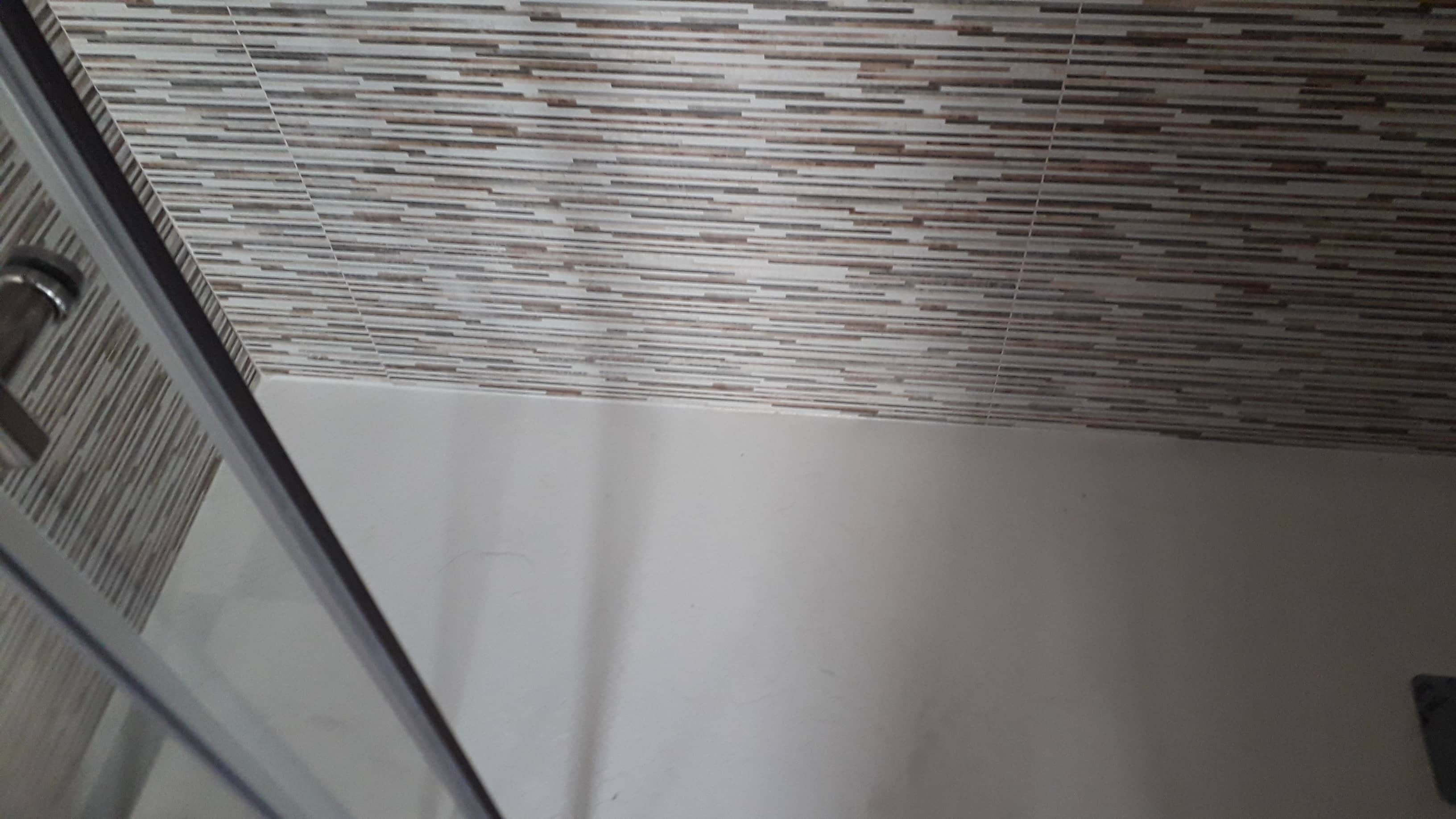 Base de duche e azulejos de casa de banho