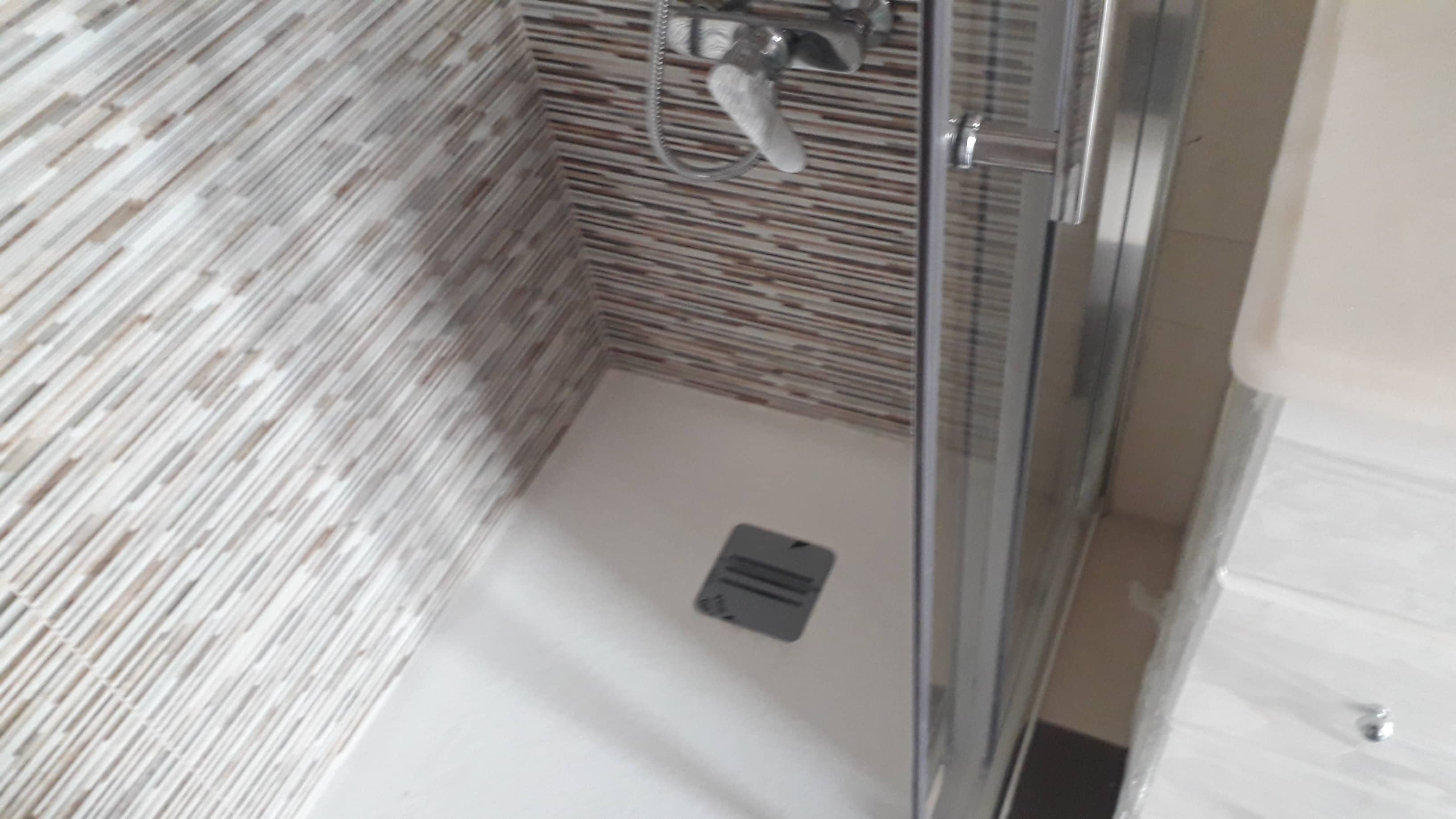 Base de duche e azulejos de casa de banho