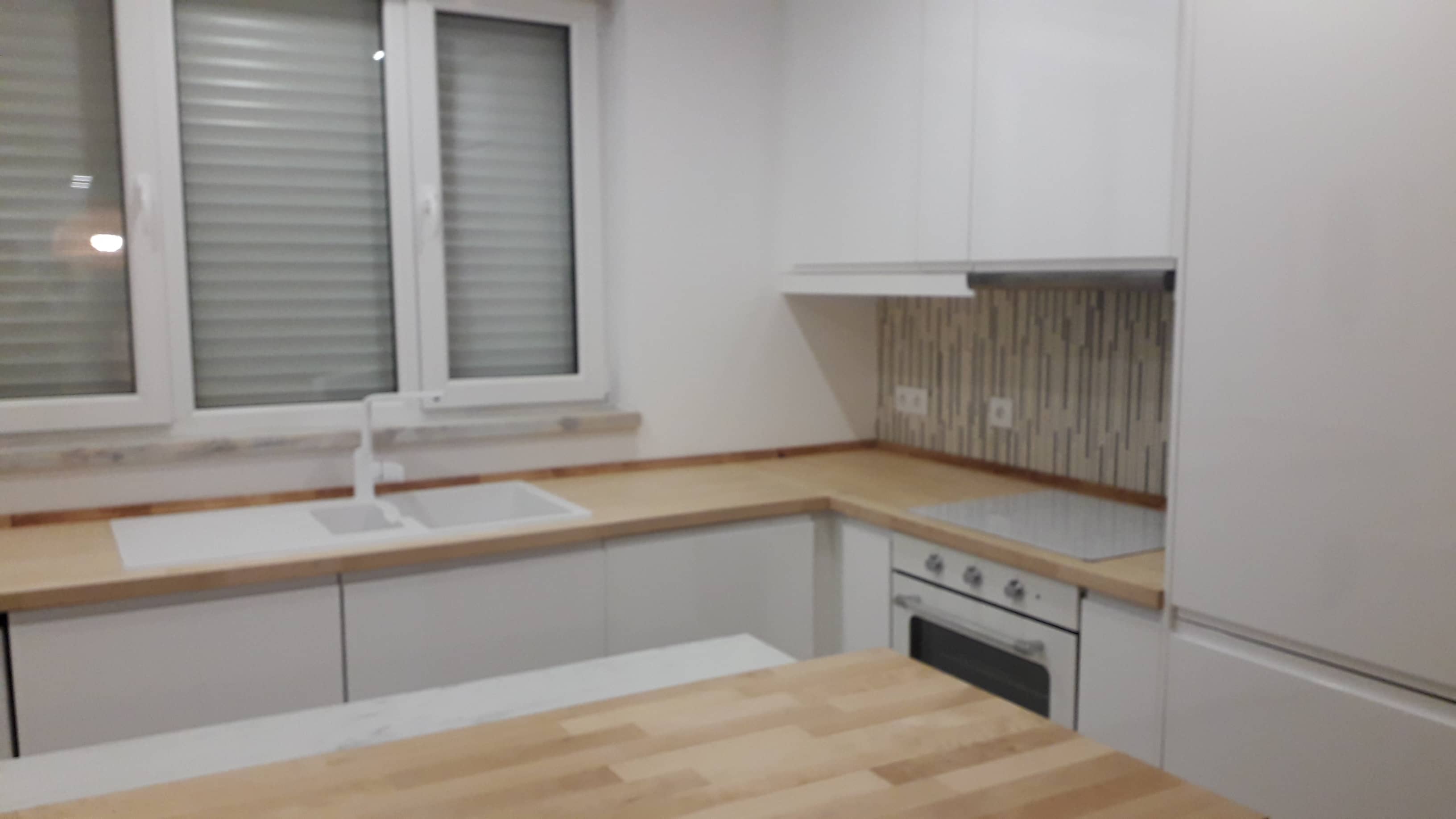 Fotografia de m&oacute;veis de cozinha instalados
