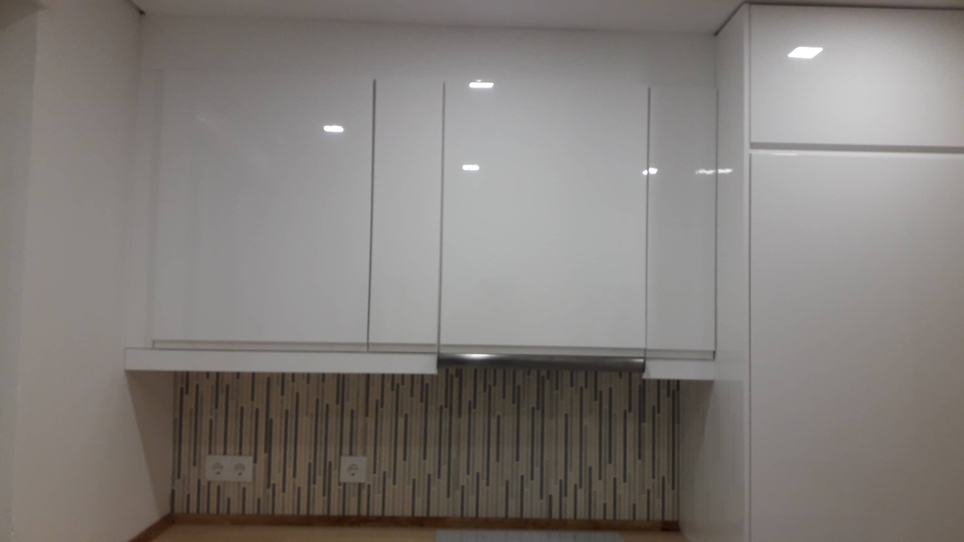 Fotografia de m&oacute;veis de cozinha instalados