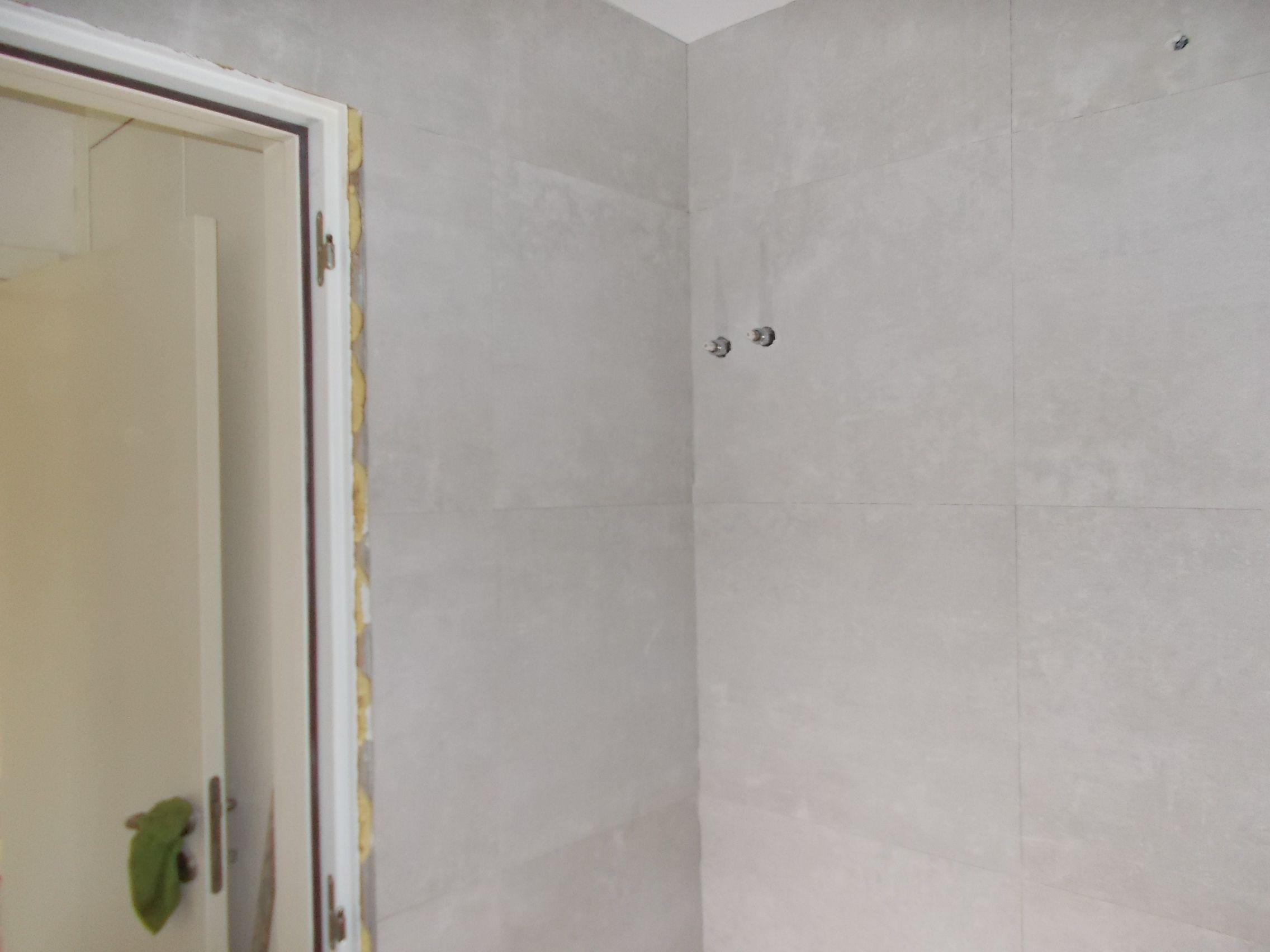 Fotografia de azulejos cinzentos assentados