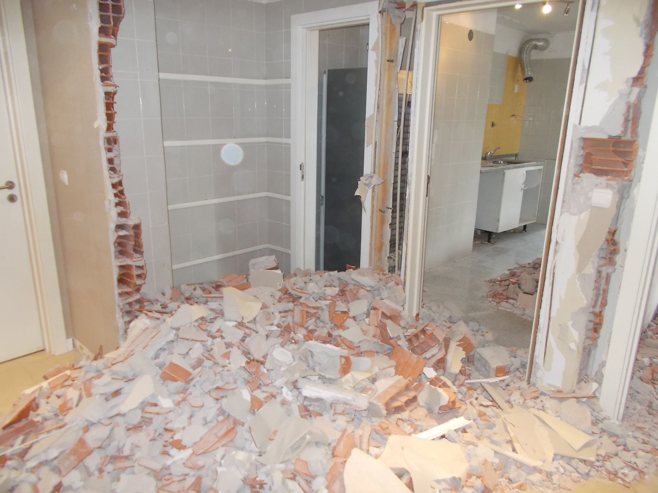 Fotografia de trabalhos de demoli&ccedil;&atilde;o de uma parede