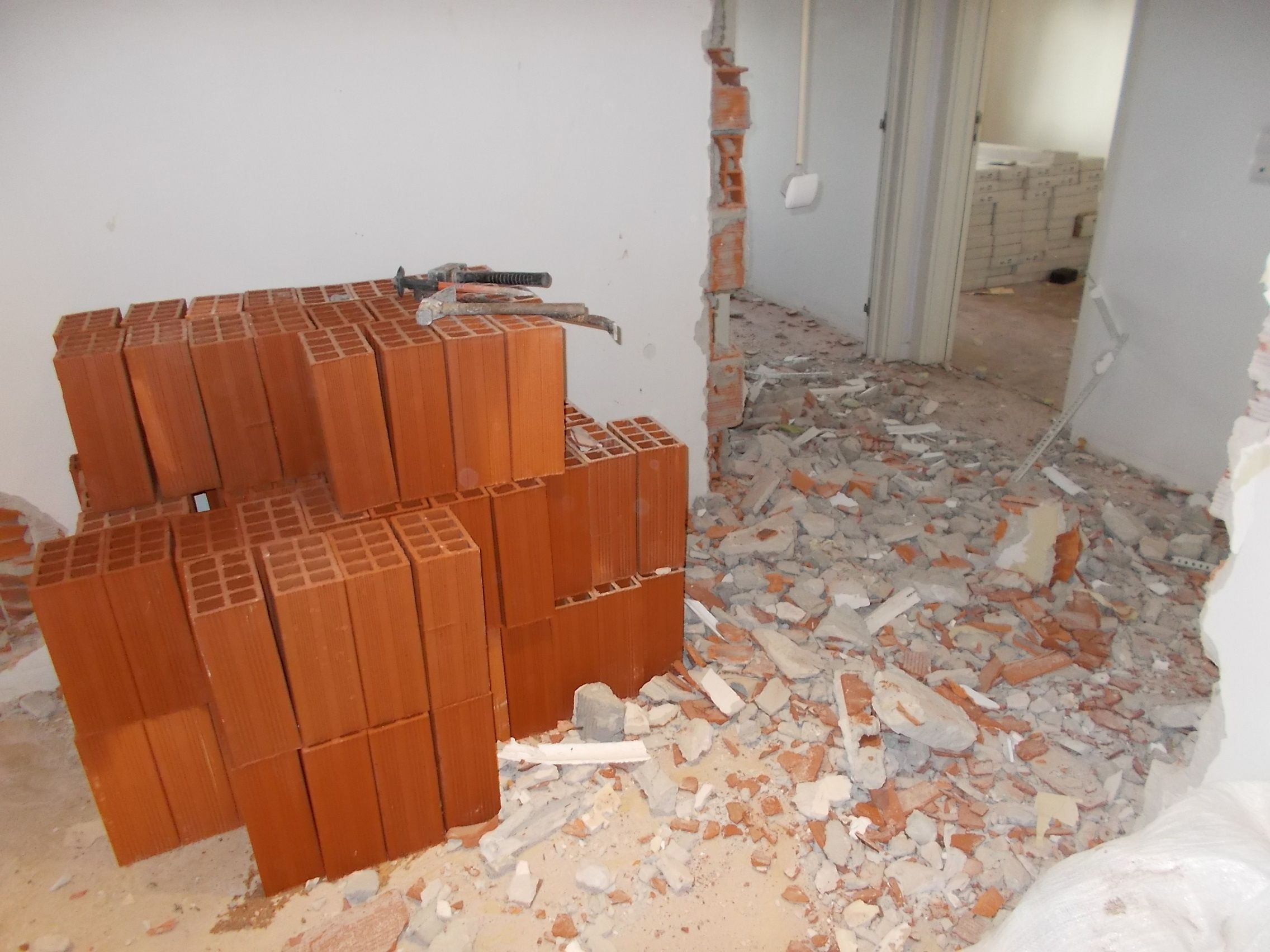 Fotografia de tijolos e entulho resultante de trabalhos de demoli&ccedil;&atilde;o